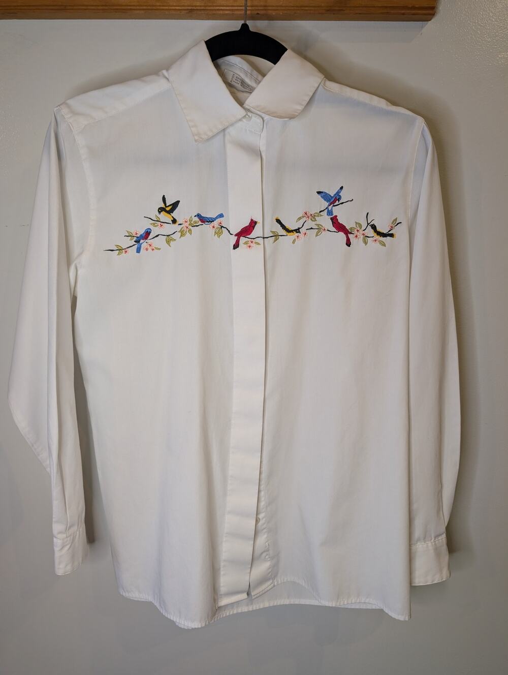 Orvis Vintage White Bird Embroidered Button Down Shirt Blouse Cottagecore 6